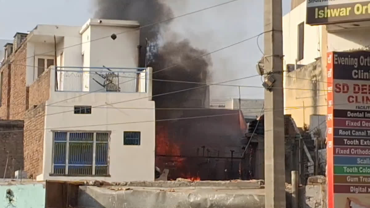 रोहतक में पिज्जा कैफे में भीषण धमाका: शॉर्ट सर्किट से लगी आग, LPG सिलिंडर फटा