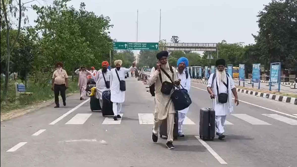 पाकिस्तान से वतन लौटा 2238 सिख श्रद्धालुओं का जत्था, पड़ोसी देश के इंतजामों की जमकर की तारीफ…