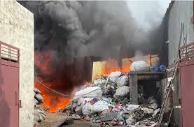 बहादुरगढ़ में भीषण आग: अवैध प्लास्टिक गोदाम बना मौत का कारण, एक युवक जिंदा जला