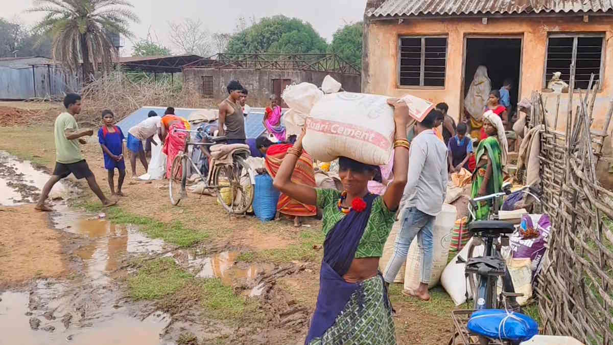 अबूझमाड़ की बदली तकदीर: कभी 50 किमी पैदल चलकर मिलता था राशन आधा ले जाते थे नक्सली, अब ट्रैक्टर से घर तक पहुंच रही जिंदगी की राहत…