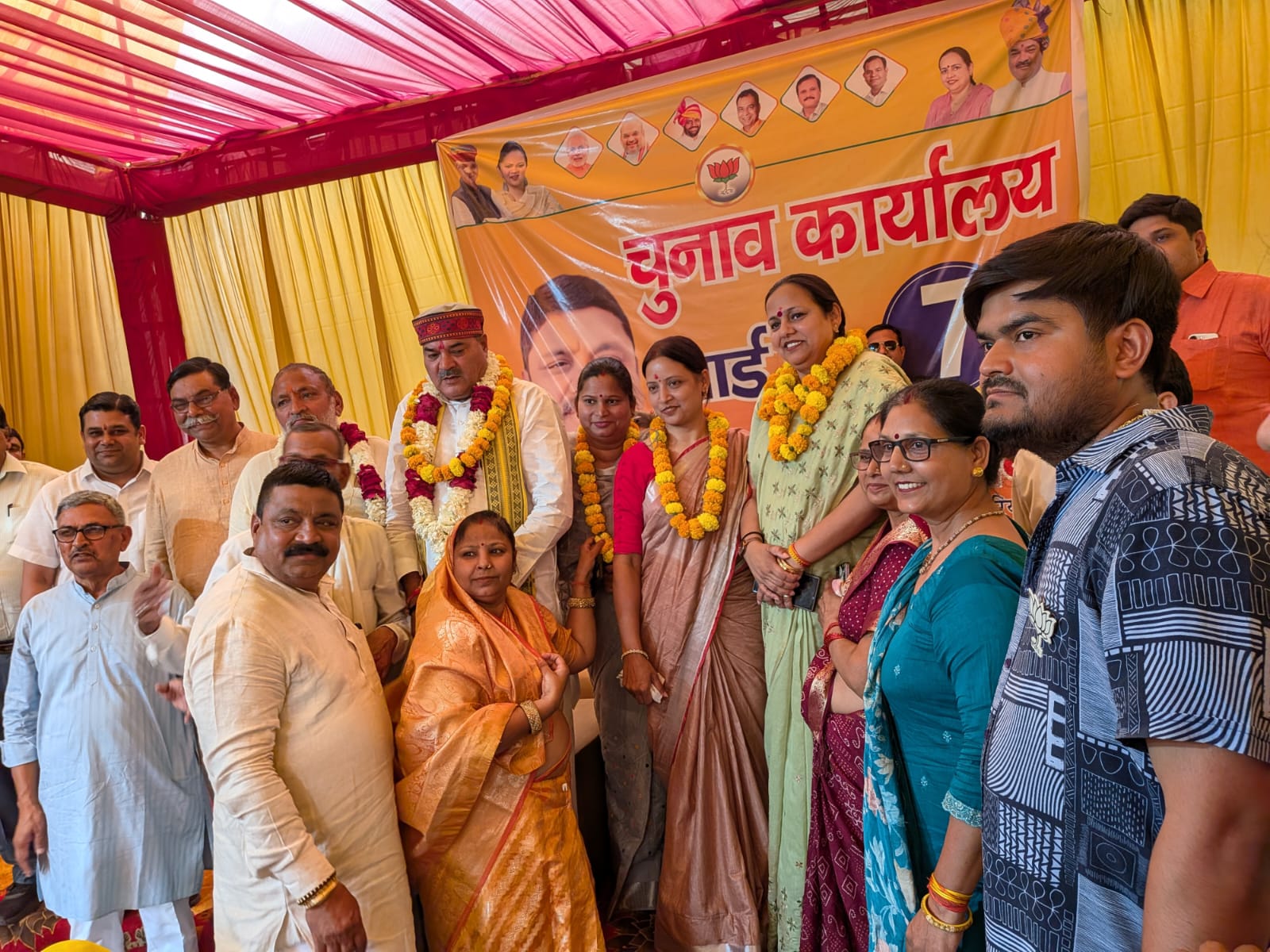 Rewari Municipal Council Election: विधायक लक्ष्मण यादव ने फूंका चुनावी बिगुल, BJP प्रत्याशियों के कार्यालयों का किया उद्घाटन