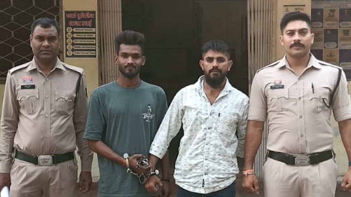 सोशल मीडिया में वायरल होने का जुनून, थाने को ही बना लिया सेट, रीलबाज के साथ सहयोगी को पुलिस ने किया गिरफ्तार…