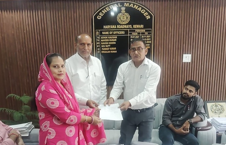 Rewari MC Elections: वार्ड 15 से दीपिका अत्री और वार्ड 22 से पूर्व पार्षद रामौतार छावड़ी ने निर्दलीय भरा नामांकन; विकास और भाईचारे का दिया नारा