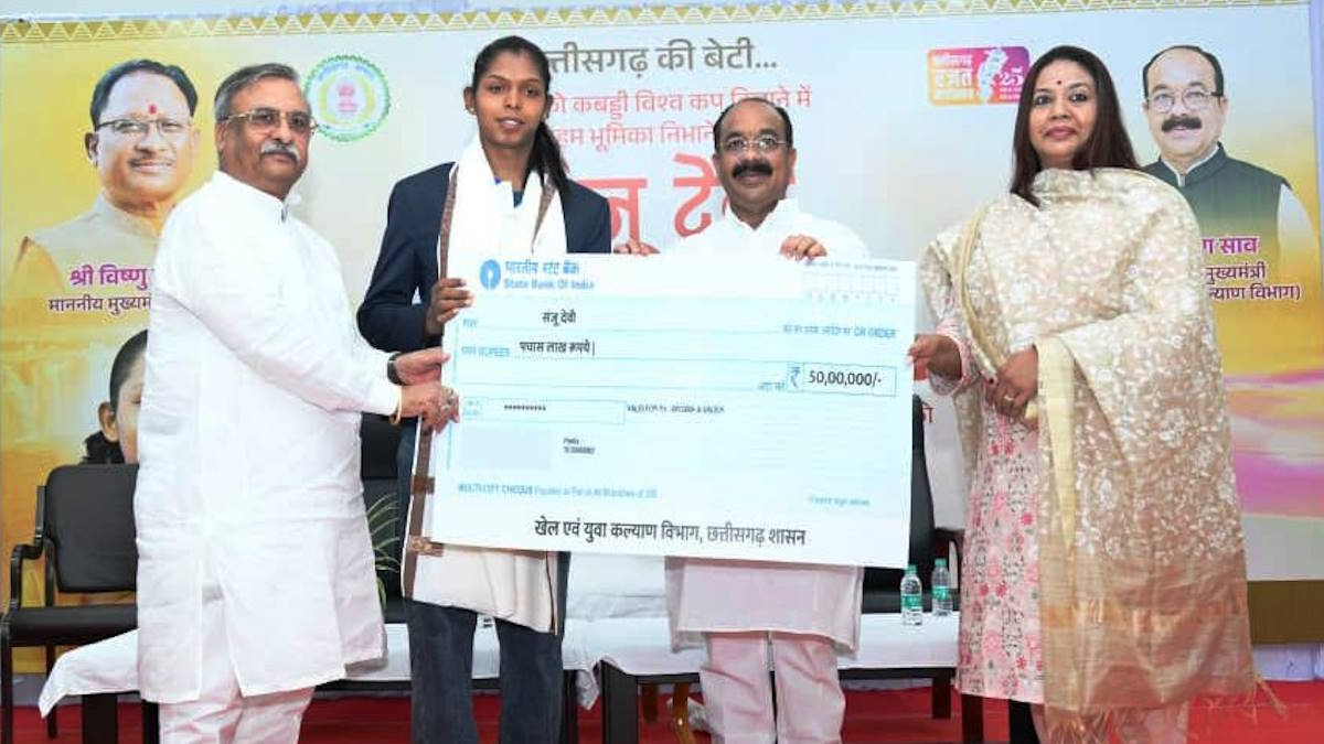 कबड्डी खिलाड़ी संजू देवी को साय सरकार ने दी 50 लाख की प्रोत्साहन राशि, उप मुख्यमंत्री अरुण साव ने सौंपा चेक, कहा- उपलब्धियां अन्य खिलाड़ियों को करेगी प्रेरित…