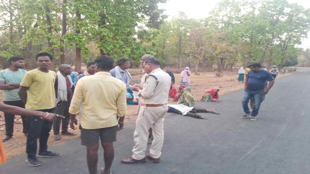 महुआ बना मौत का कारण, सड़क किनारे बीन रहे ग्रामीण को बाइक ने कुचला