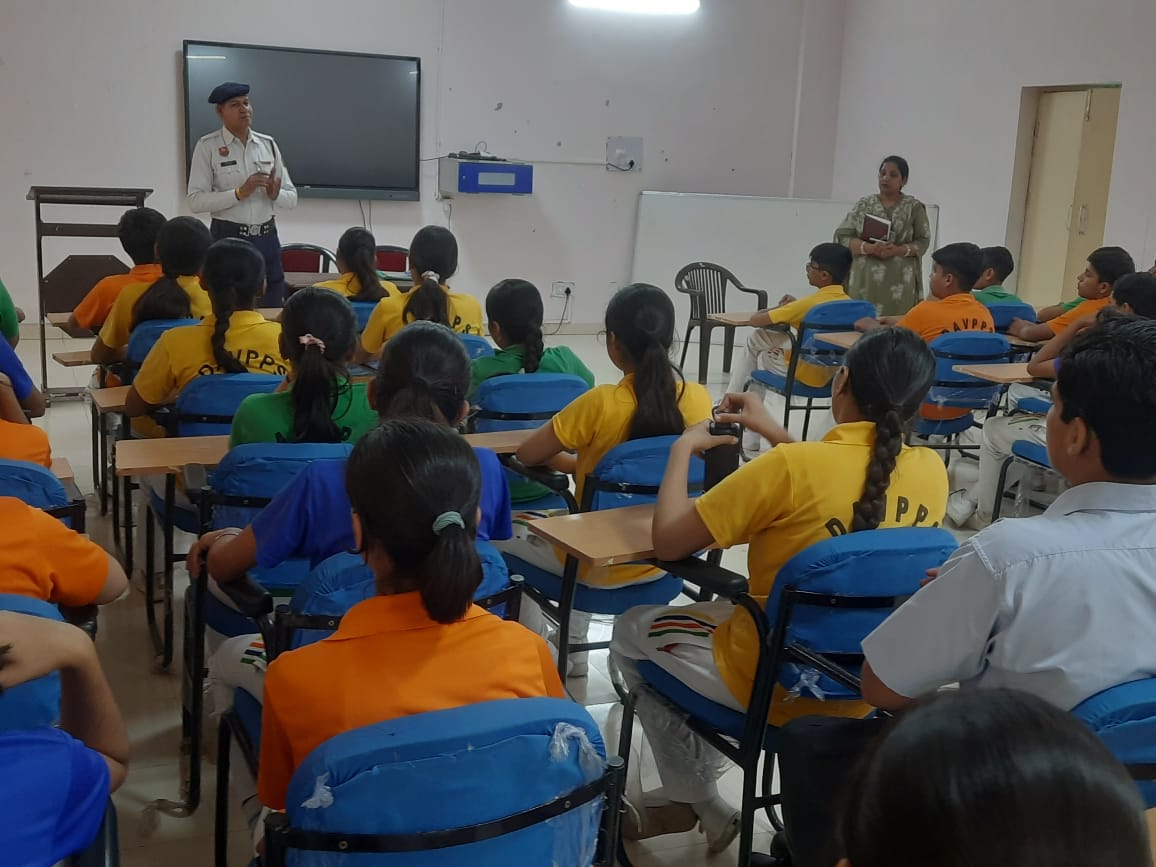 Sonipat DAV Police Public School: रोड सेफ्टी-साइबर क्राइम जागरूकता कार्यक्रम का आयोजन, छात्रों ने लिया सुरक्षित जीवन का संकल्प