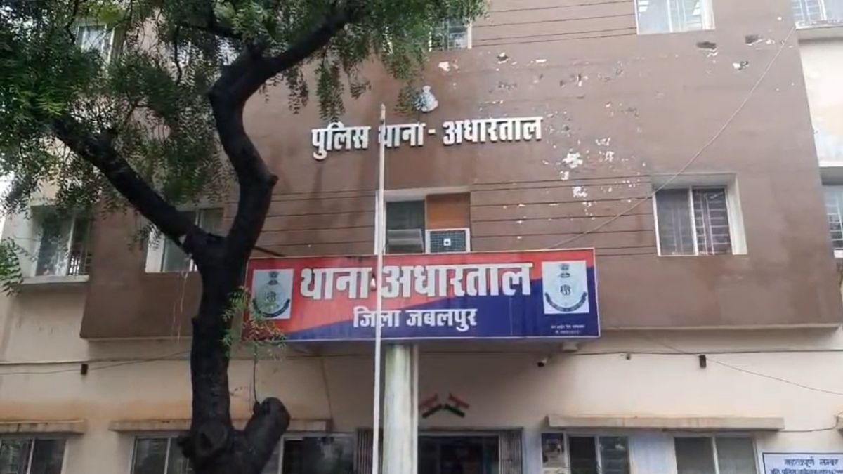 पहले प्रेमी फिर CBI अधिकारी बन छात्रा से की ठगी: लंदन से सोना लेकर आने की कही थी बात, मुंबई एयरपोर्ट में कस्टम ऑफिसर के चंगुल से छुड़ाने मांगे पैसे