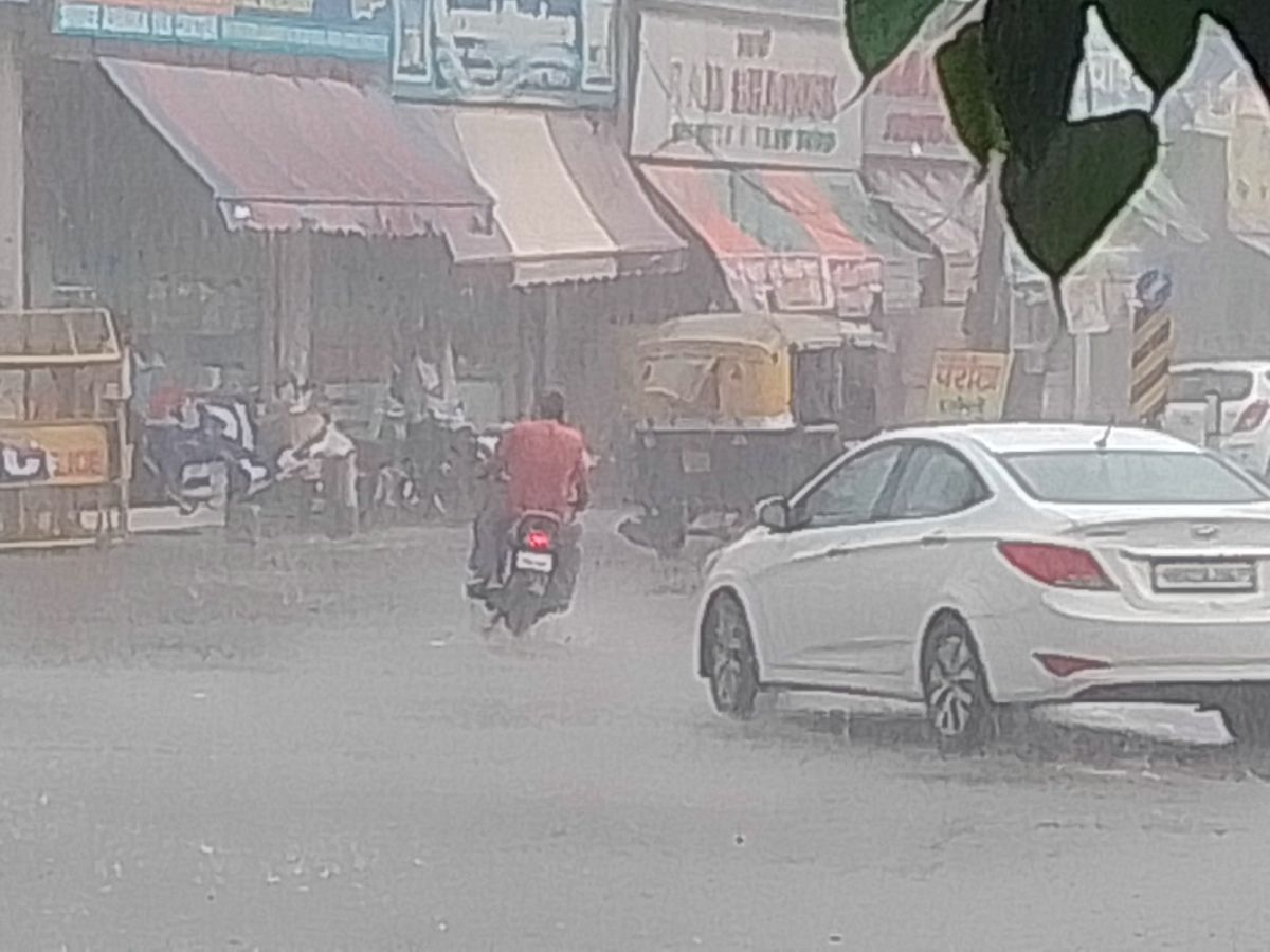 भीषण गर्मी के बीच राहत की फुहार, गरज-चमक के साथ बदला मौसम, यमुनानगर में बारिश से मिली राहत