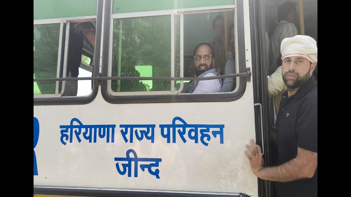 उचाना BJP विधायक देवेंद्र अत्री ने किया बस ओर ऑटो का सफर, सुनी यात्रियों की समस्याएं