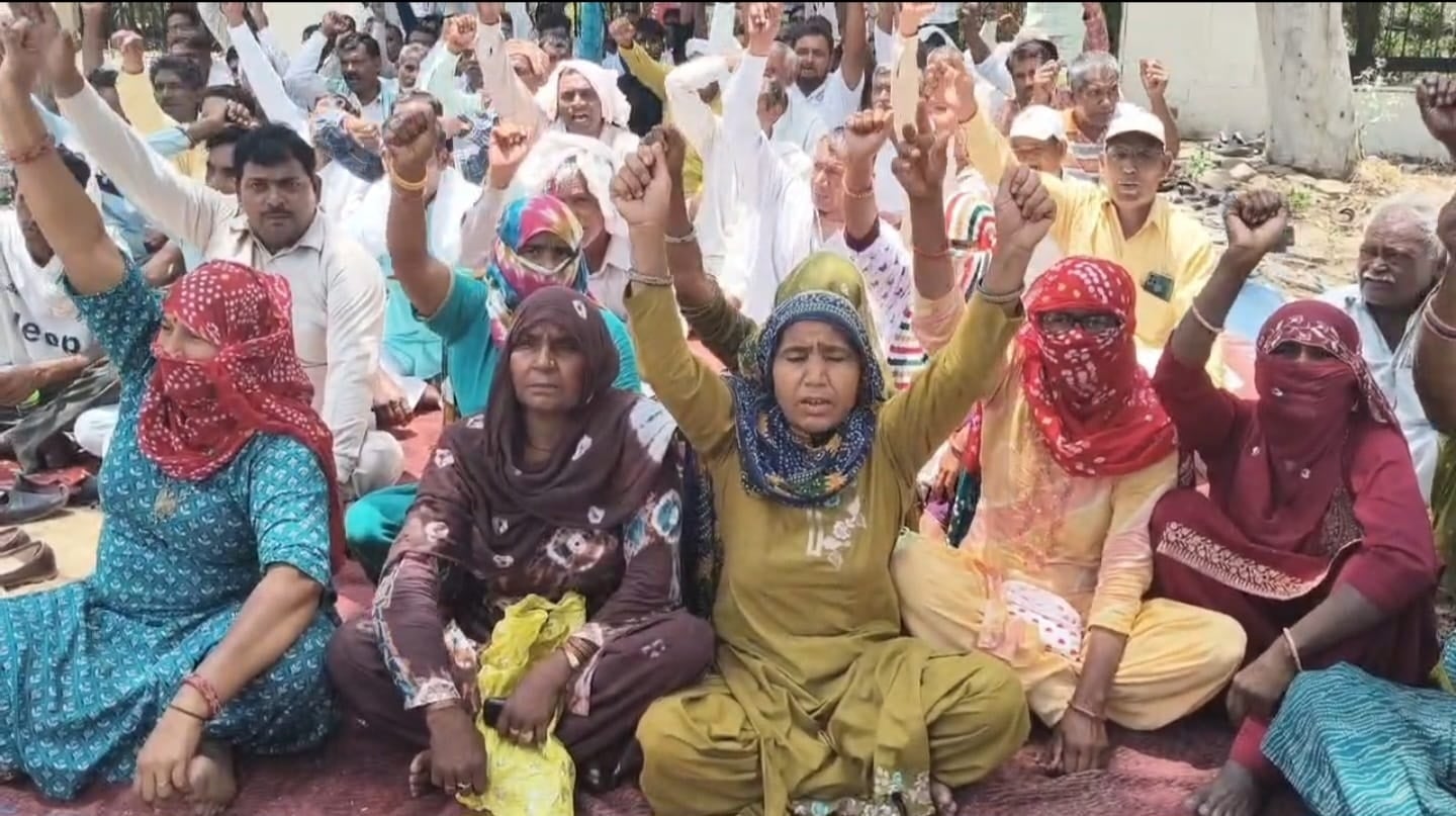 भिवानी धरना: नेताओं की तरह फोटो नहीं खिंचवाते, ग्राउंड जीरो पर काम करते हैं, दूसरे दिन भी ग्रामीण सफाई कर्मचारियों का हल्ला बोल, दी आर-पार की चेतावनी