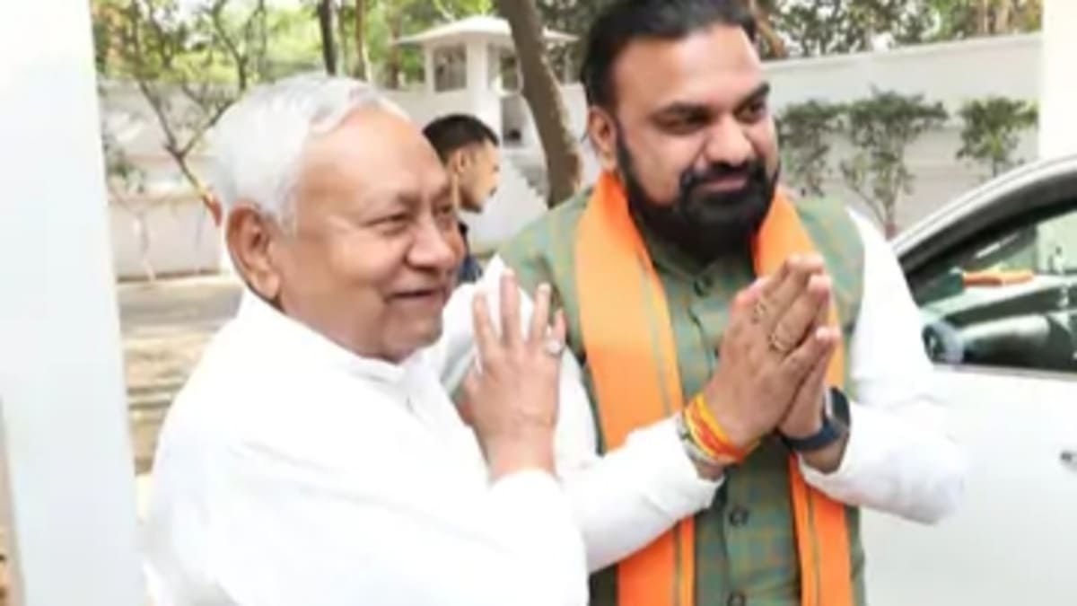 नए आशियाने में शिफ्ट हुए नीतीश कुमार, सीएम सम्राट चौधरी ने बंगले पर पहुंचकर की मुलाकात
