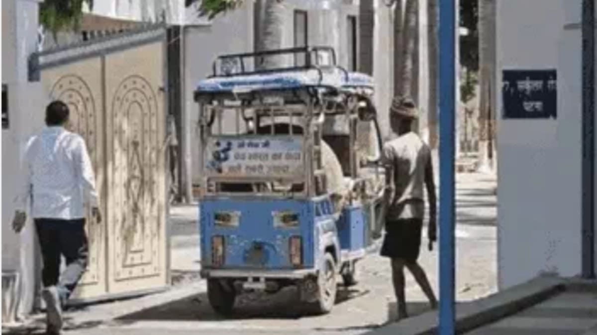 नंबर ‘7’ का प्रेम और पड़ोसी लालू, CM हाउस खाली कर रहे नीतीश, सामान हो रहा शिफ्ट