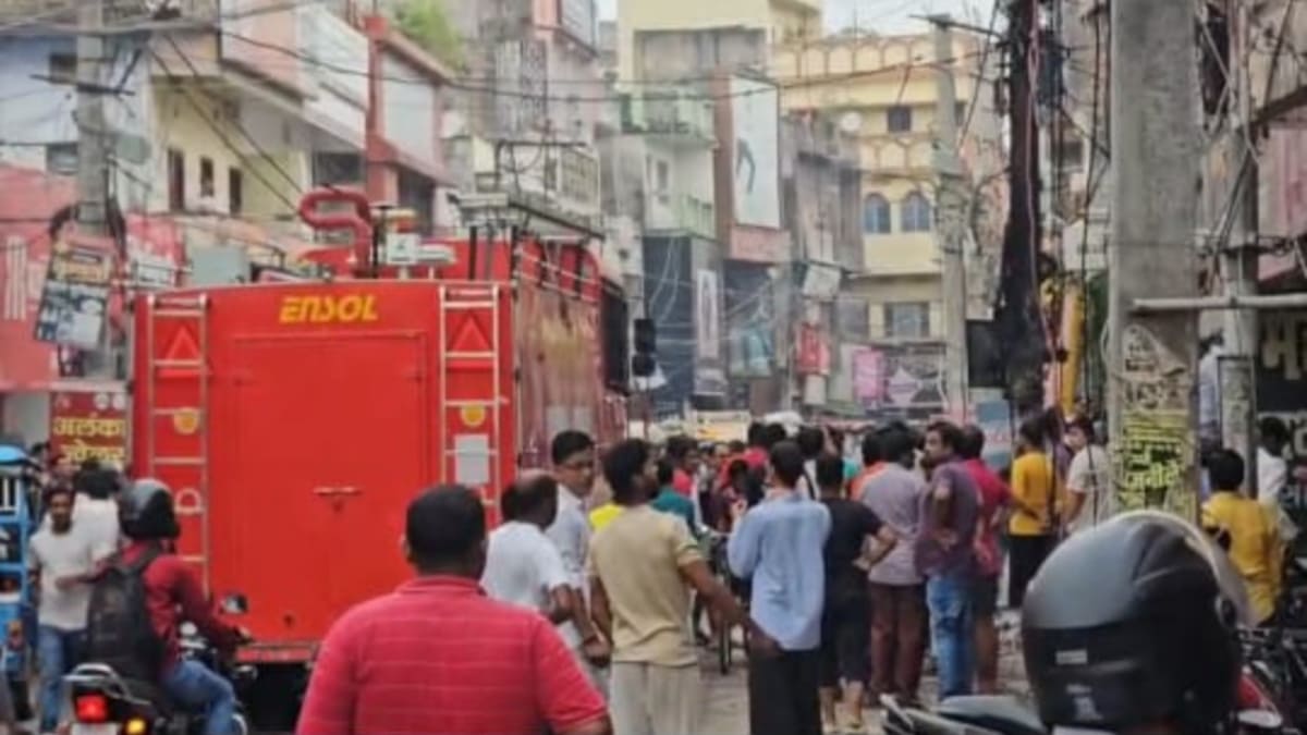 धूं-धूं कर जला बिजली का खंभा, व्यस्त बाजार में मची अफरा-तफरी, स्थानीय लोगों की सूझबूझ से बची करोड़ों की संपत्ति