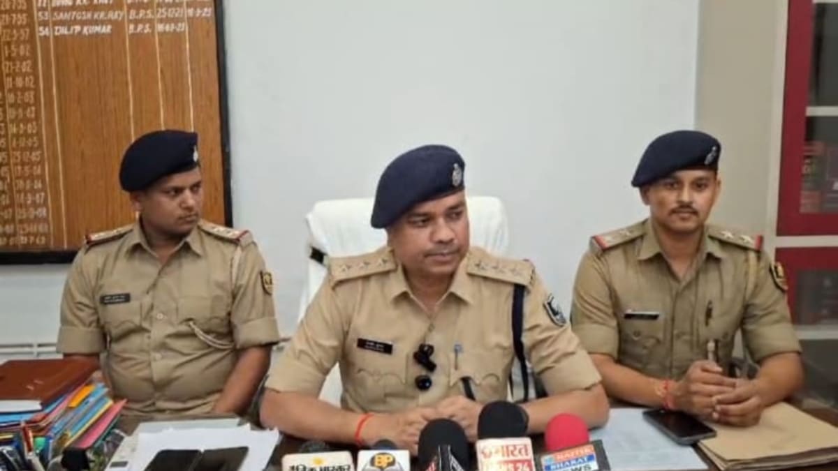 हाईवे पर ट्रकों से बैटरी चुराने वाले गिरोह का पर्दाफाश, चोरी की बोलेरो और 8 बैटरियों के साथ दो गिरफ्तार