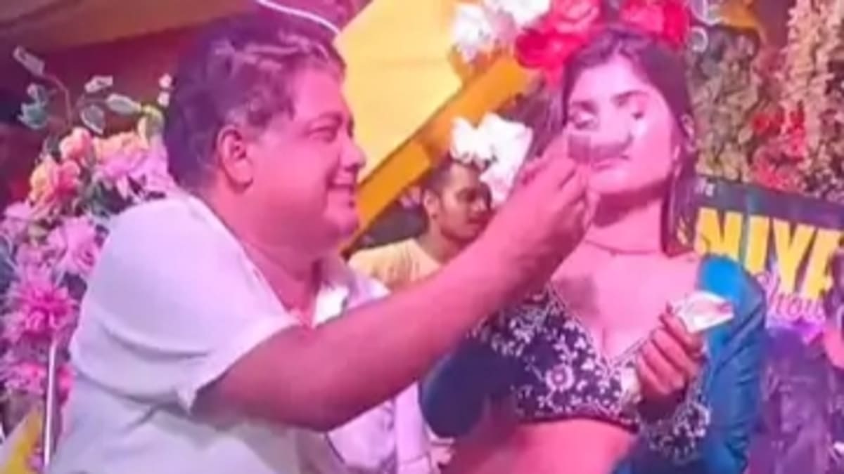 आर्केस्ट्रा डांसर पर नोट लुटाते कैमरे में कैद हुए हेडमास्टर, वीडियो वायरल होने पर मचा हड़कंप