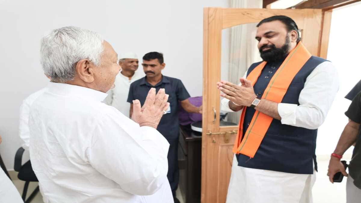नए आशियाने में शिफ्ट हुए नीतीश कुमार, सीएम सम्राट चौधरी ने बंगले पर पहुंचकर की मुलाकात