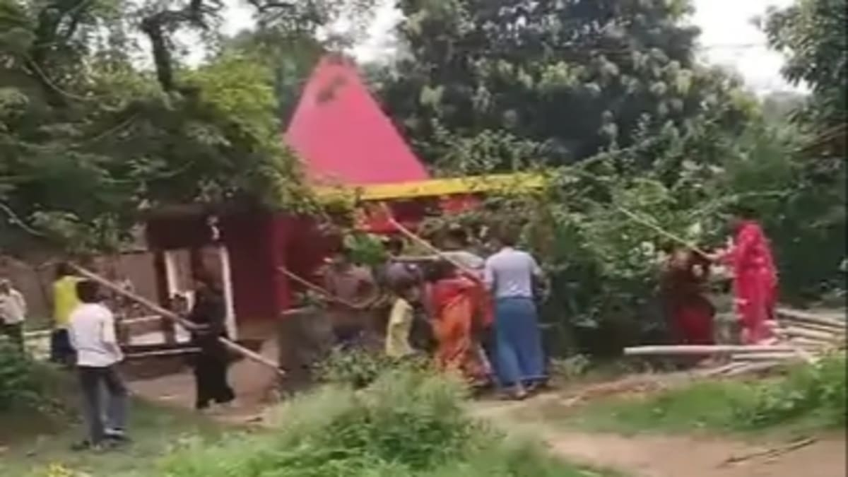 रास्ते के लिए दो पक्षों में हिंसक झड़प, जमकर चले लाठी-डंडे और ईंट-पत्थर, एक ही परिवार के 3 लोग लहूलुहान
