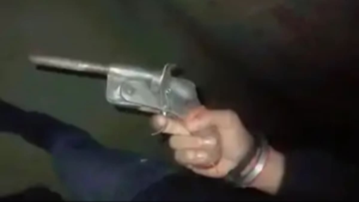 सावधान! सोशल मीडिया पर हथियार का प्रदर्शन पड़ेगा महंगा, बेगूसराय पुलिस ने वीडियो वायरल होने पर युवक को किया अरेस्ट