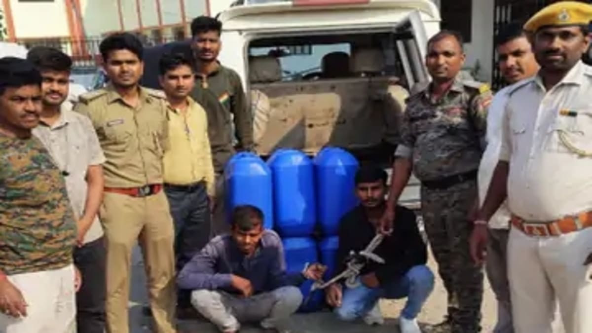 एरका चेकपोस्ट पर उत्पाद विभाग की बड़ी कार्रवाई, बोलेरो से 240 लीटर स्प्रिट जब्त, दो तस्कर गिरफ्तार