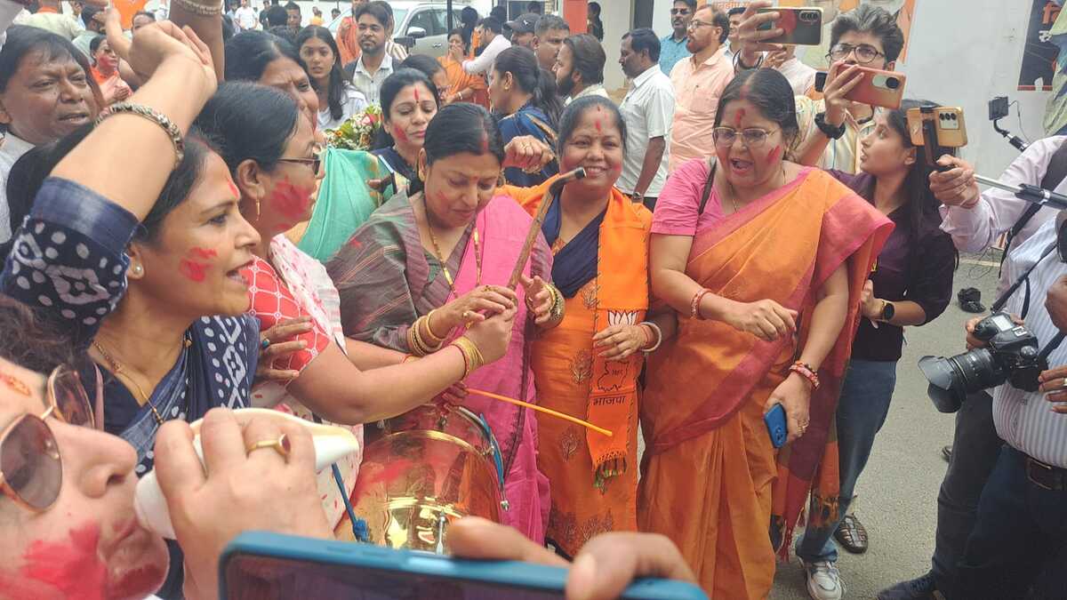 बंगाल में खिला ‘कमल’ तो पटना में चले पटाखे, बिहार भाजपा में भारी जश्न, सड़कों पर कार्यकर्ताओं ने खिलाई झालमुड़ी