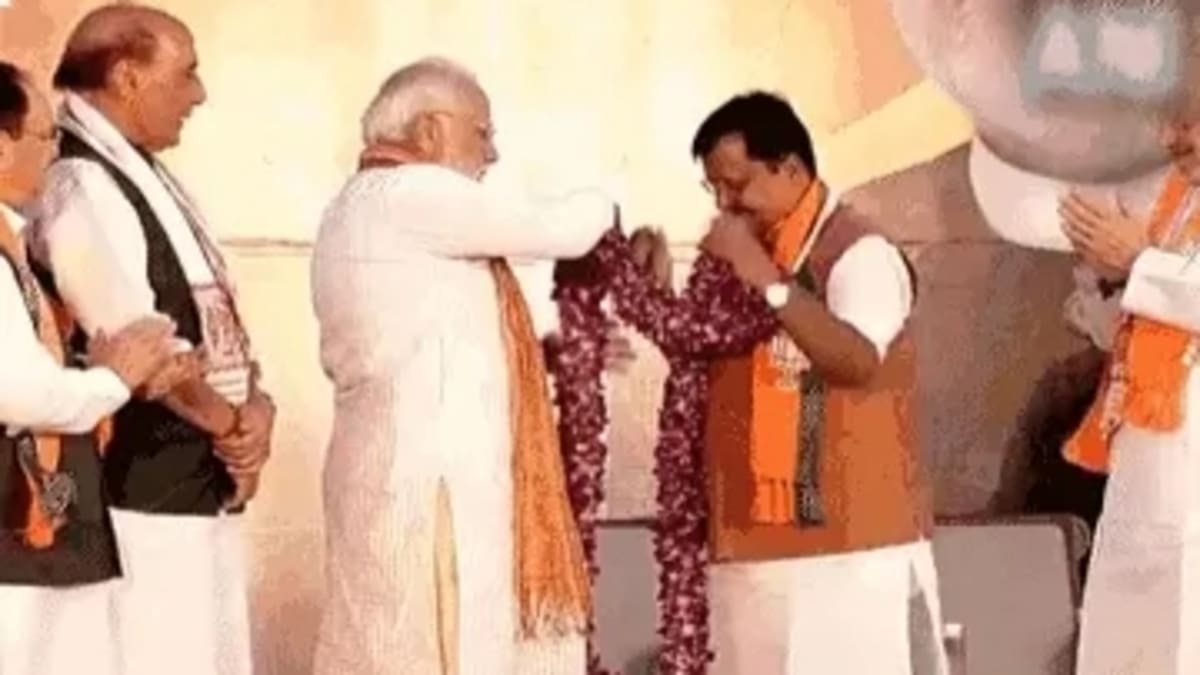 ​गंगोत्री से गंगासागर तक खिला ‘कमल’: जब मंच पर PM मोदी ने अपनी माला नए अध्यक्ष नितिन नवीन को पहना दी