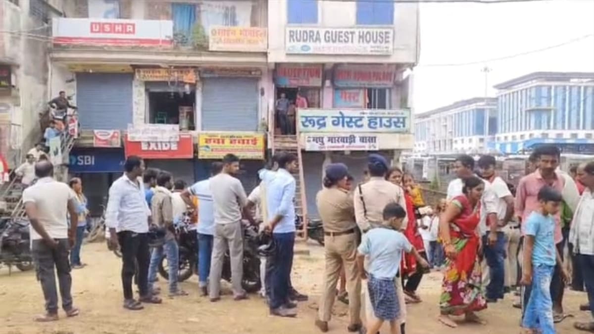 गेस्ट हाउस में मिला युवक का शव, फॉरेंसिक टीम और पुलिस मौके पर, एक युवती हिरासत में
