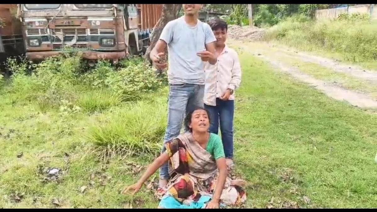 चकिया में बिजली पोल पर चढ़े कर्मी की करंट से मौत, विभाग की लापरवाही पर उठे सवाल