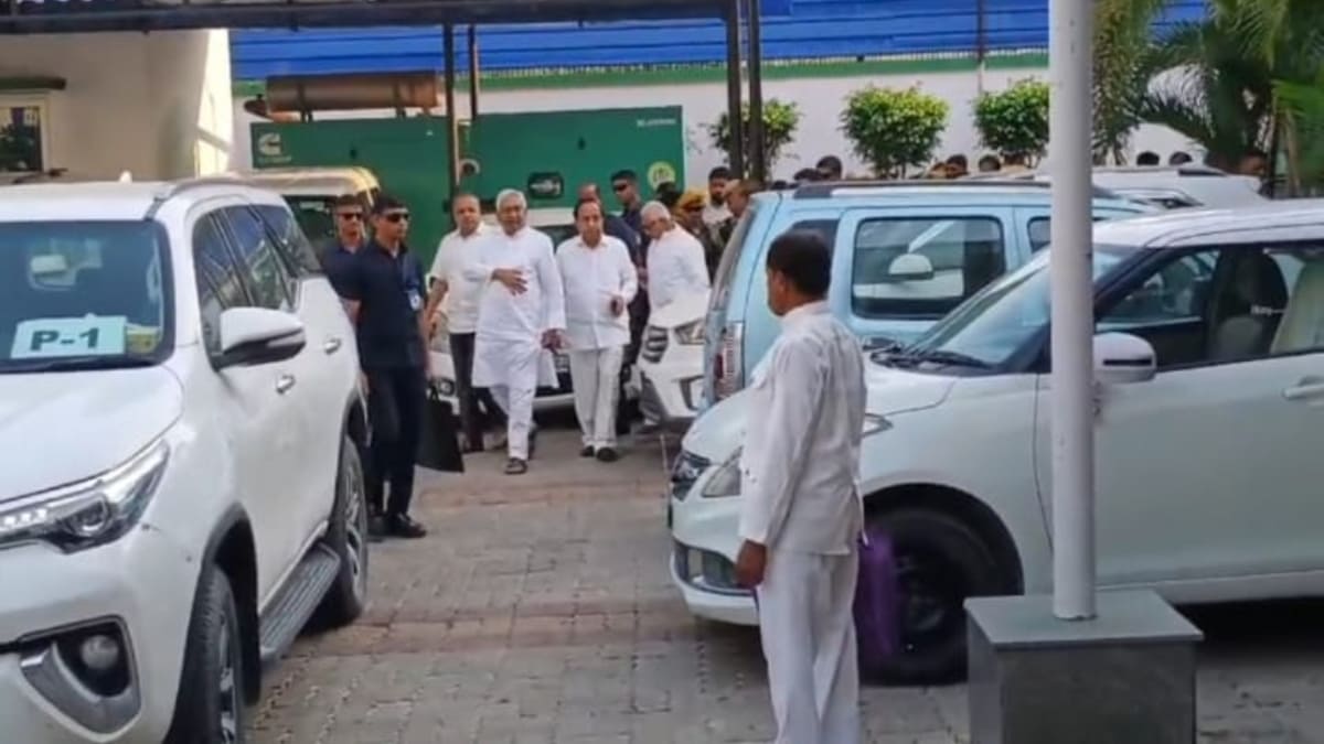 जदयू कार्यालय पहुंचे नीतीश कुमार, 20 मिनट तक किया औचक निरीक्षण, पार्टी के नेताओं दी कई निर्देश