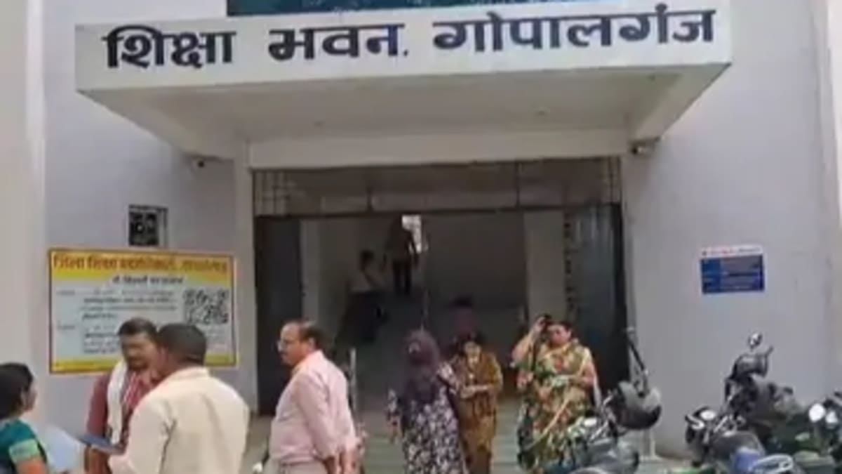 शिक्षकों का नया कारनामा, घर में बैठकर 100 KM दूर दर्ज करवा दिए उपस्थिति, अब इन टीचरों पर गिरी गाज, जानें कैसे खुली धांधली की परत