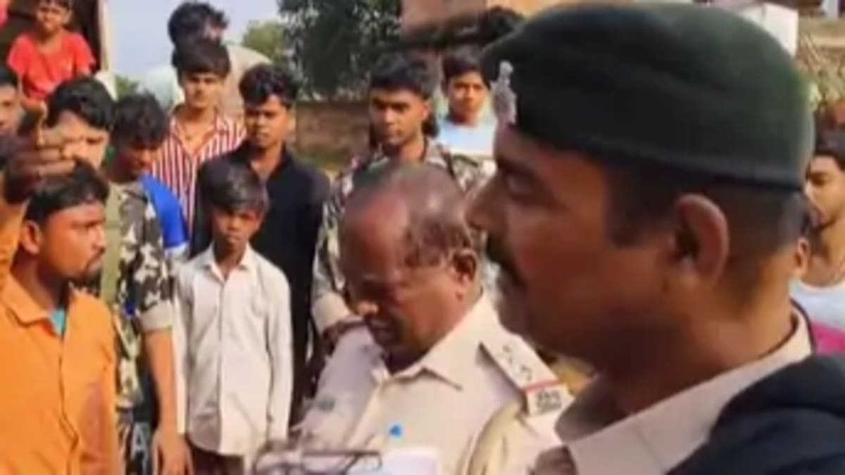 सड़क हादसे में युवक की मौत के बाद ग्रामीणों का हाई-वोल्टेज ड्रामा, दो दरोगाओं को घंटों बनाया बंधक