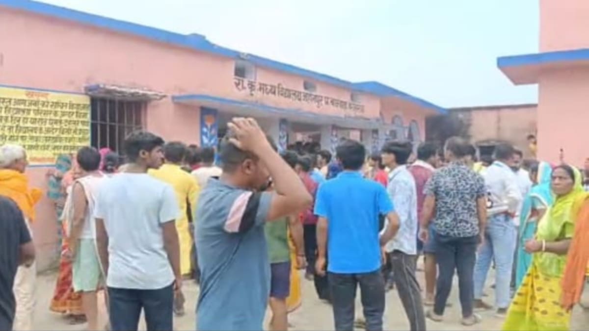क्लासरूम में छात्र पर गिरा लोहे का सरिया, मौके पर ही मौत, आक्रोशित ग्रामीणों ने शिक्षकों को बनाया बंधक