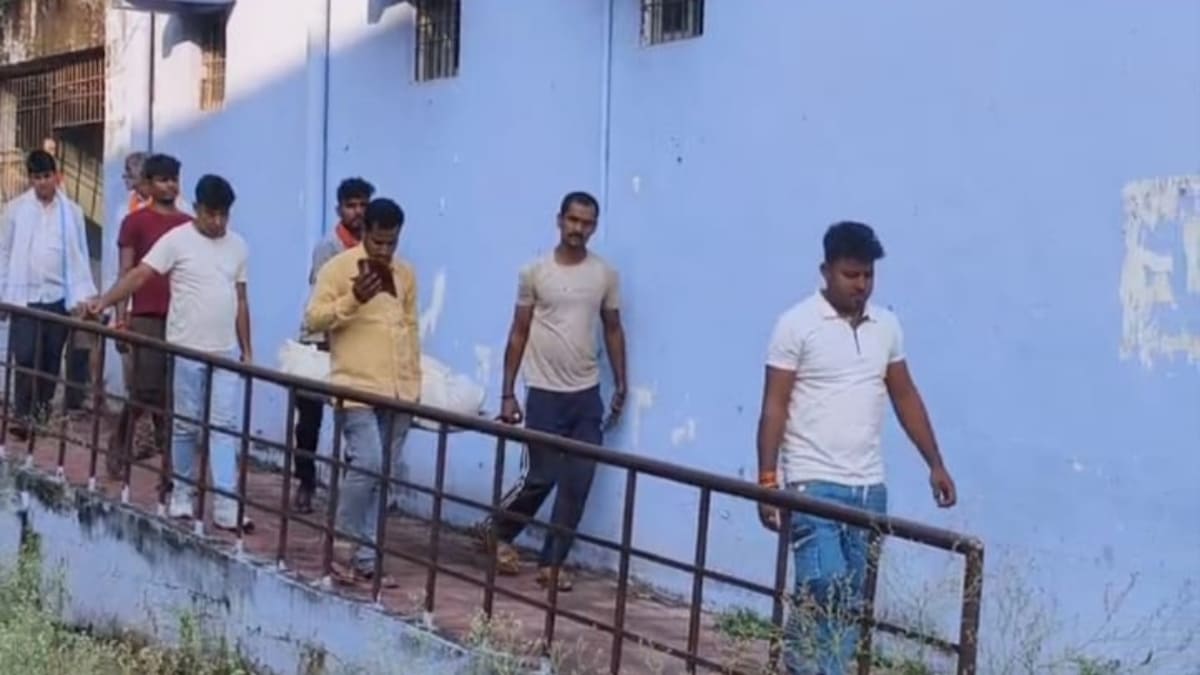 बेकाबू स्कूल बस ने स्कूटी सवार को रौंदा, इलाज के लिए ले जाने के दौरान व्यवसायी ने तोड़ा दम