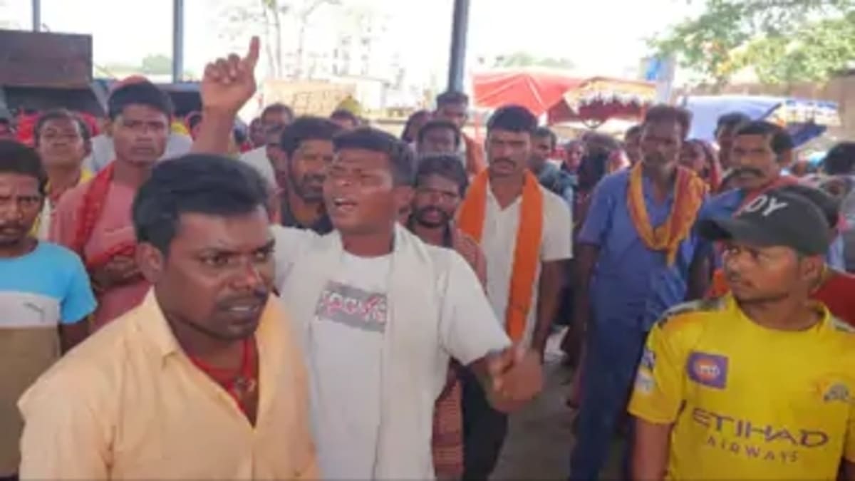 ​’वेतन नहीं तो काम नहीं’: बिहटा में सफाई कर्मियों की हड़ताल से स्वच्छता व्यवस्था चरमराई, नगर परिषद कार्यालय पर प्रदर्शन