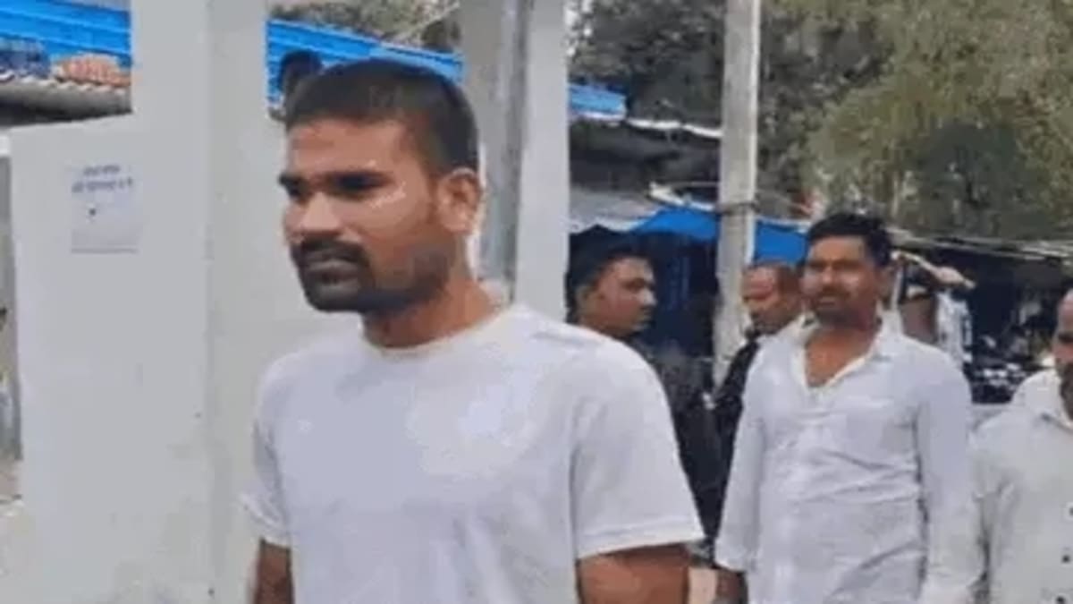 परीक्षा हॉल में हाई-वोल्टेज ड्रामा, शादी से इनकार पर छात्रा को मिली गोली मारने की धमकी, जानें पूरा मामला