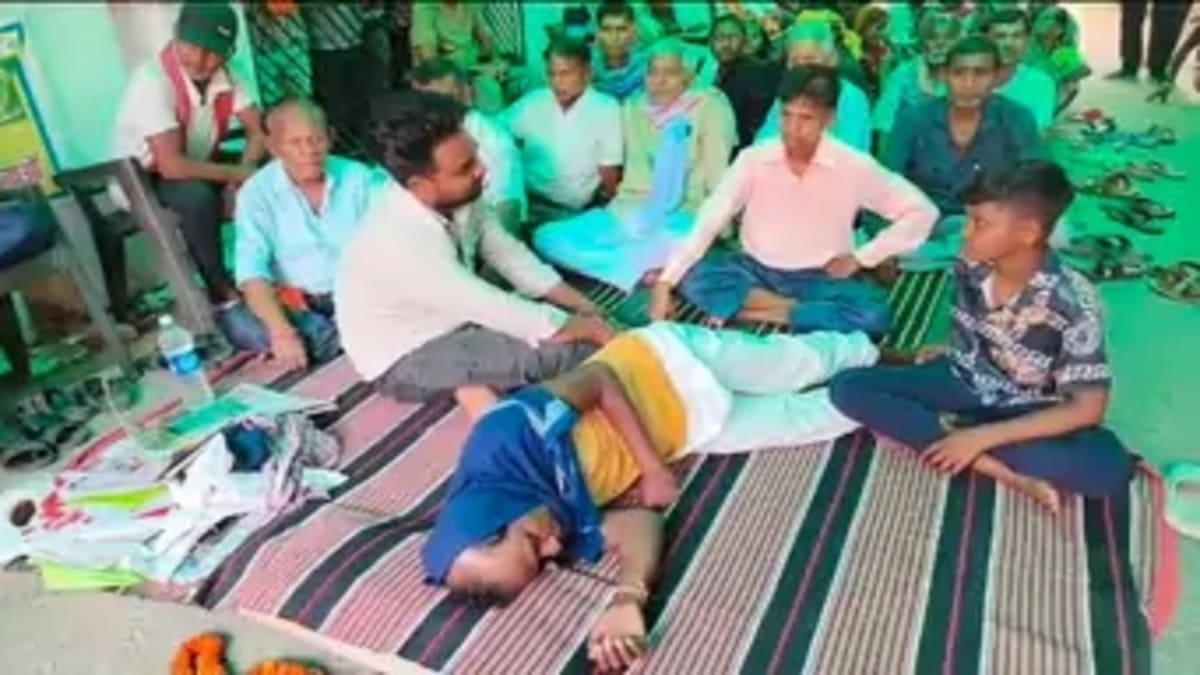 ​भागलपुर नगर निगम में आर-पार की जंग: भूख हड़ताल पर सफाई कर्मी, बड़े बाबू पर लगा रिश्वत मांगने का आरोप