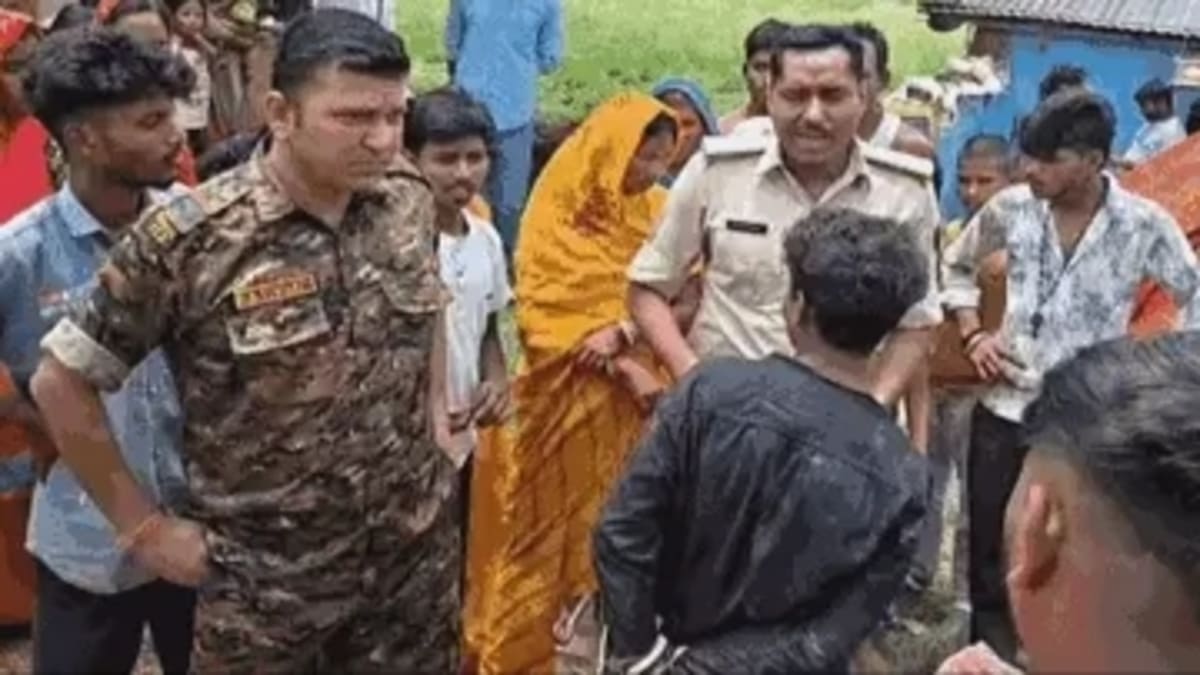 शौचालय के बहाने निकली थी बहन, बगीचे में प्रेमी के साथ पकड़ा गई, ग्रामीणों ने युवक को दी तालिबानी सजा