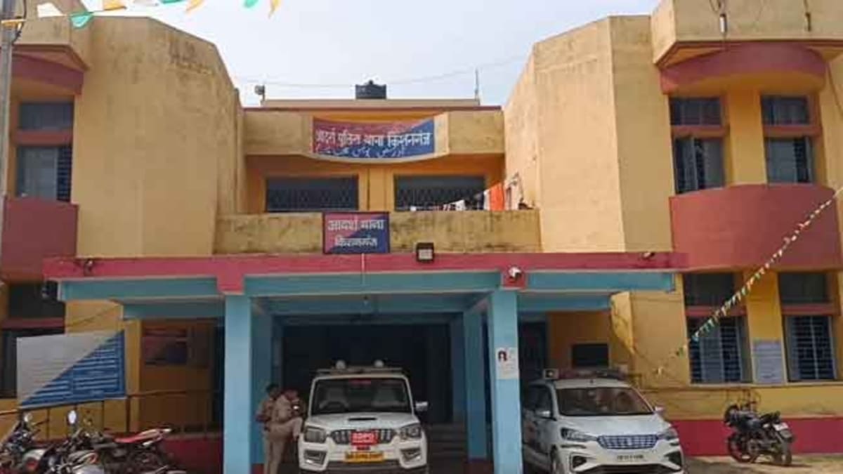 ​किशनगंज में अवैध बालू खनन पर प्रशासन का प्रहार: 12 अज्ञात लोगों पर FIR, नदी में नावों को किया गया नष्ट