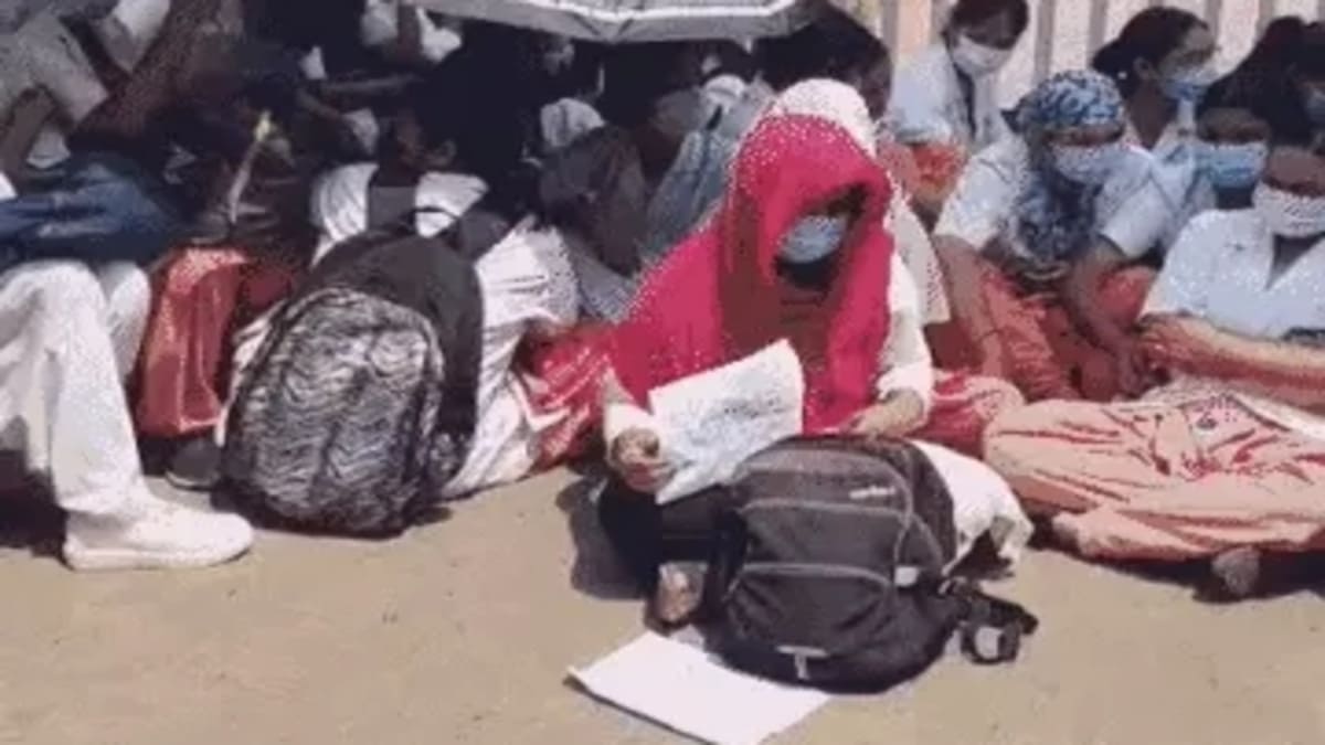 पटना IGIMS में भारी बवाल: प्रिंसिपल पर मारपीट और गाली-गलौज का आरोप, गेट जाम कर छात्राओं का प्रदर्शन