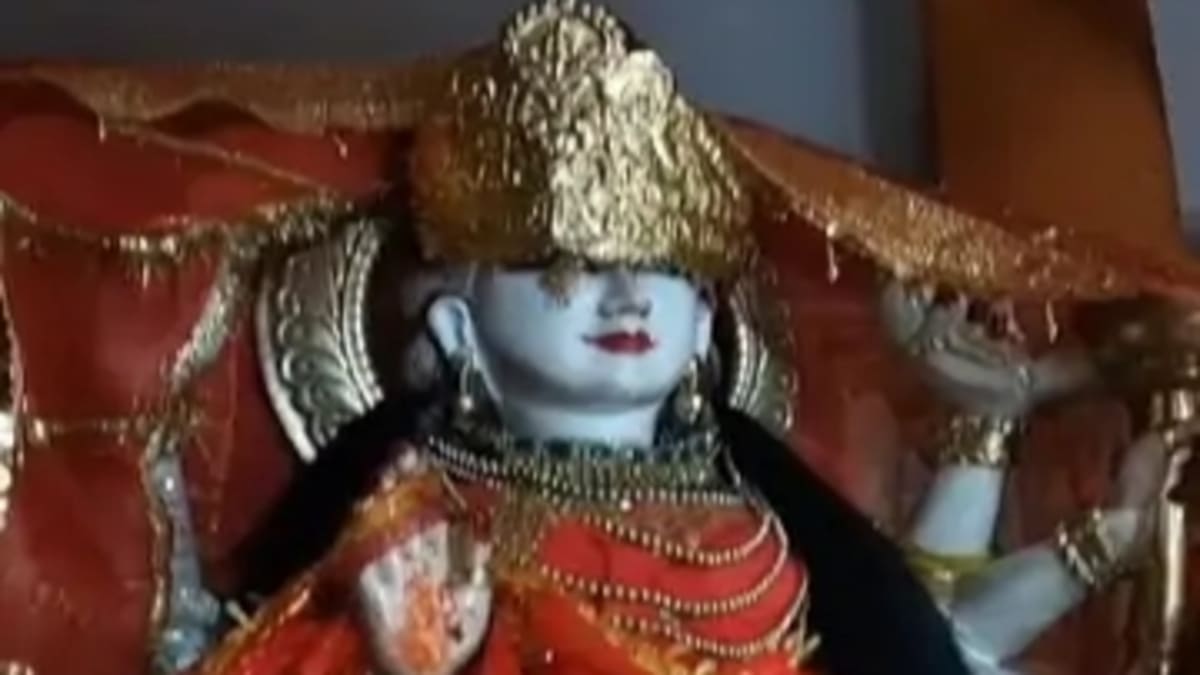 पटना के बिहटा में प्राचीन मंदिर का ताला तोड़कर लाखों की चोरी, 50 हजार की सोने की नथिया गायब, जांच में जुटी पुलिस