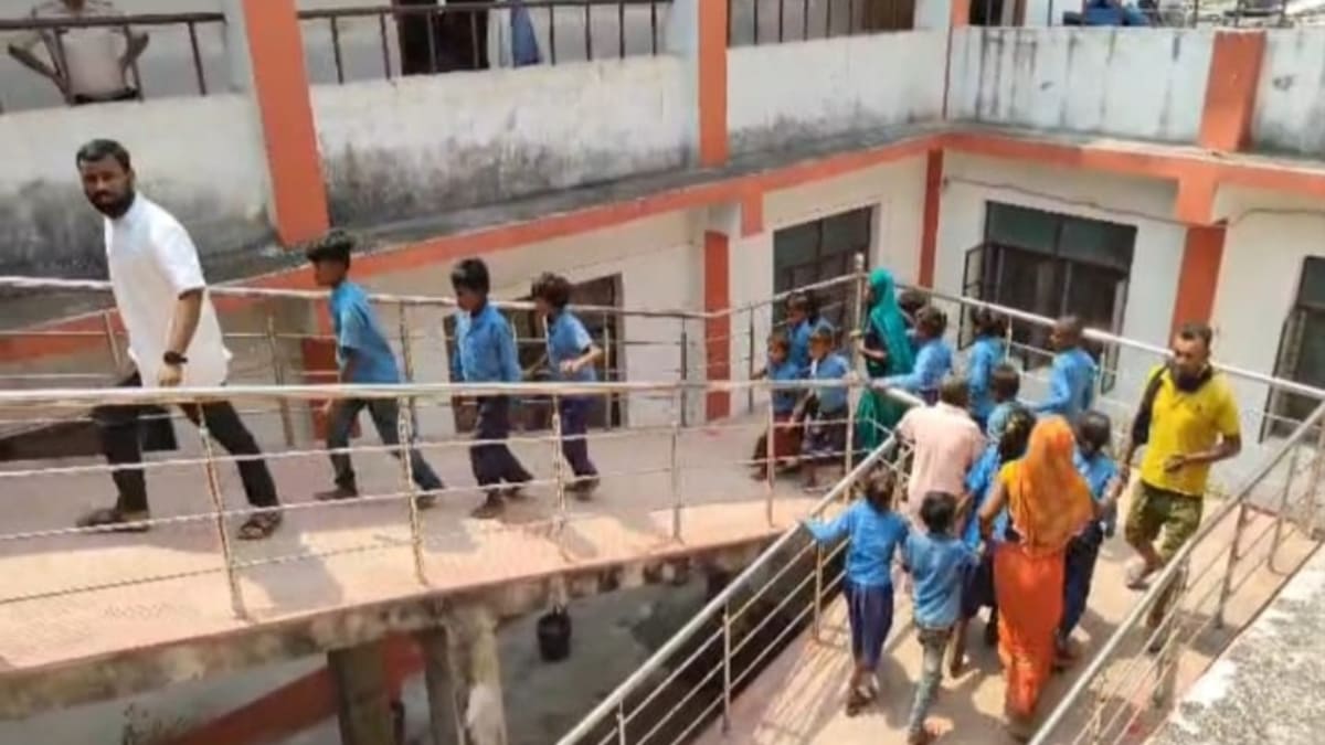 सहरसा में मिड-डे मील के खाने में ‘सांप’ मिलने के आरोप के बाद दर्जनों बच्चे बीमार, 24 घंटे में दूसरी बड़ी घटना