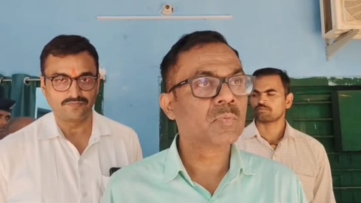 सोनो PHC में निगरानी का छापा, 11 महीने की सैलरी के बदले 37 हजार घूस लेते क्लर्क गिरफ्तार