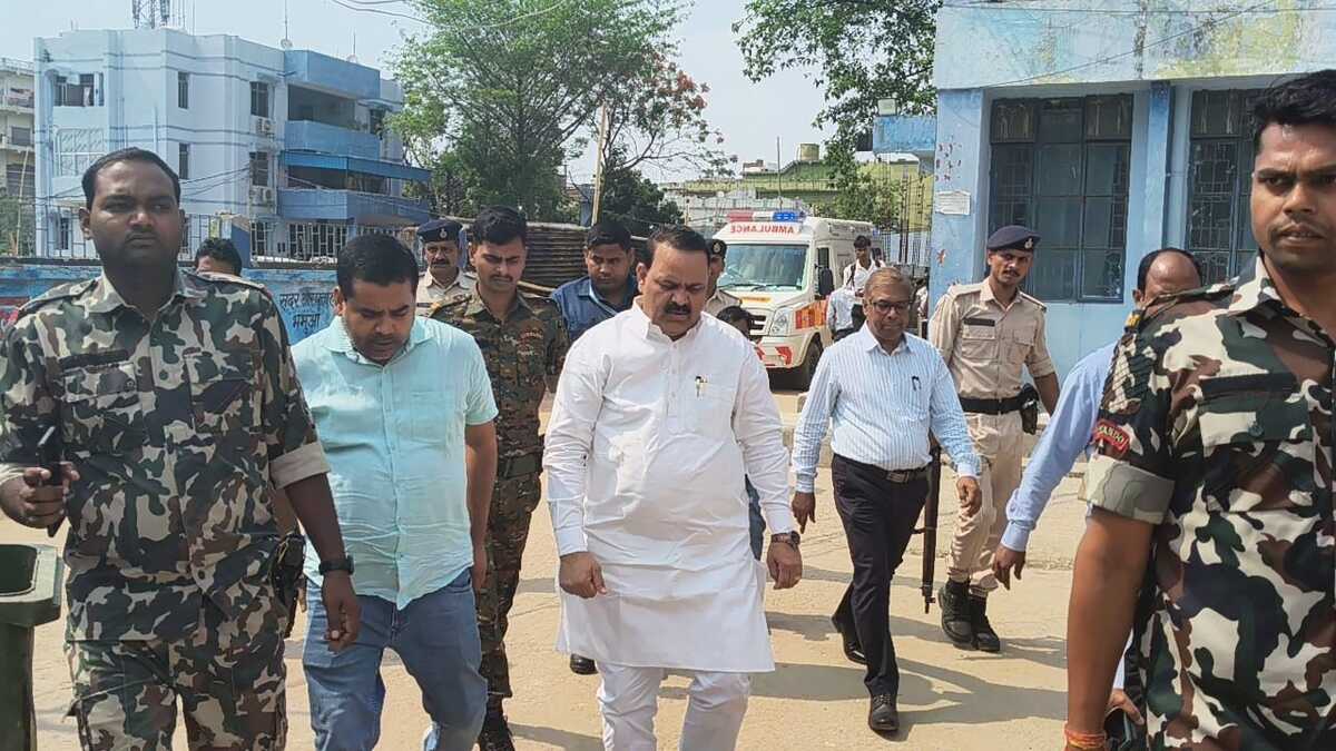 सासाराम सांसद मनोज कुमार ने किया सदर अस्पताल का औचक निरीक्षण, स्वास्थ्य व्यवस्था सुधारने के कड़े निर्देश