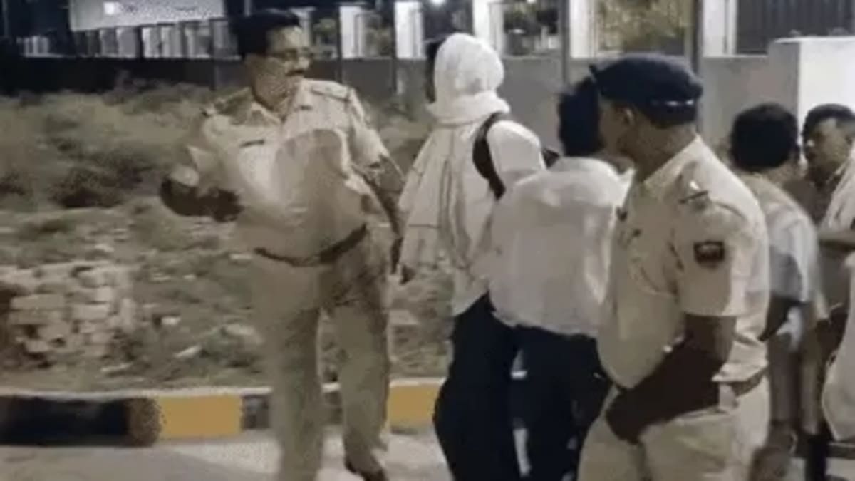 पटना पॉलिटेक्निक में बवाल: परीक्षा फॉर्म नहीं भराने पर छात्र ने किया सुसाइड का प्रयास, प्रिंसिपल पर लगा जातिवाद और भेदभाव का आरोप