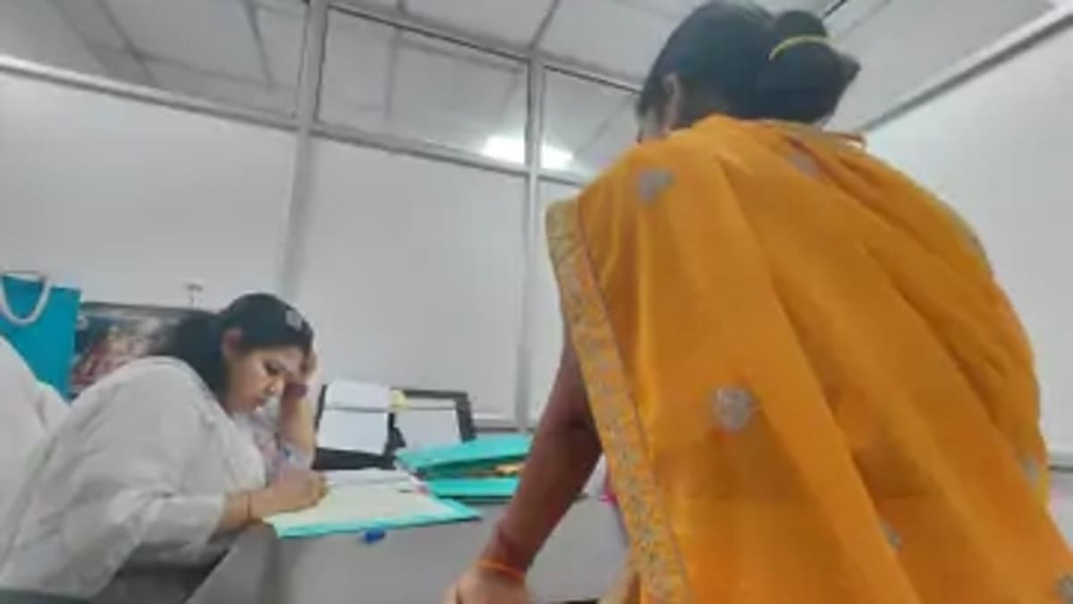 पति को देखते ही बेहोश हो जाती है बहू, सास पहुंची महिला आयोग, जानिए हाजीपुर के इस अजीबोगरीब मामले की पूरी सच्चाई