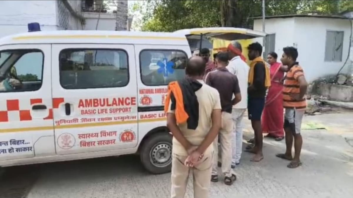 दोस्त की शादी में जा रहे युवक की मौत, चार लोग अस्पताल में जिंदगी की जंग लड़ रहे