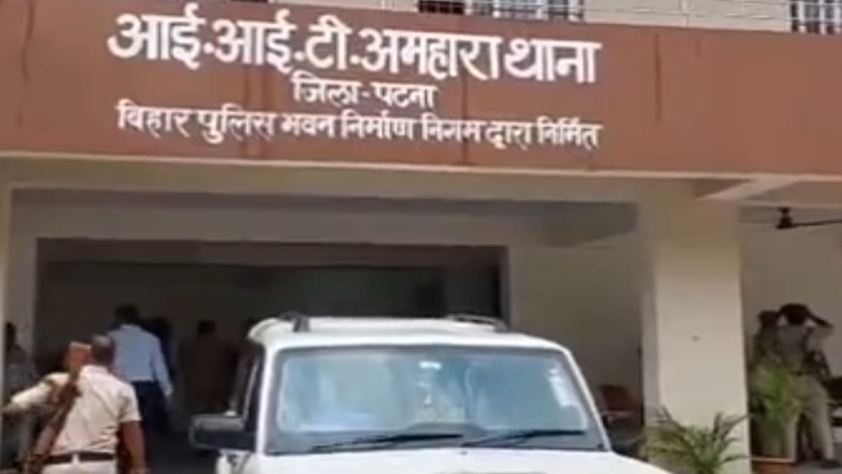बीटेक छात्र का शव मिलने से सनसनी, करंट लगने की आशंका, जांच में जुटी पुलिस और FSL की टीम