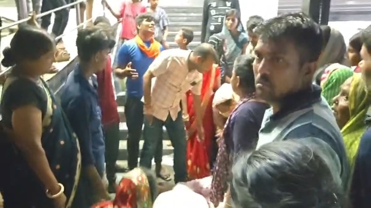 मेगामार्ट में करंट लगने से बिजली मिस्त्री की मौत, परिजनों ने शव सड़क पर रख किया हंगामा