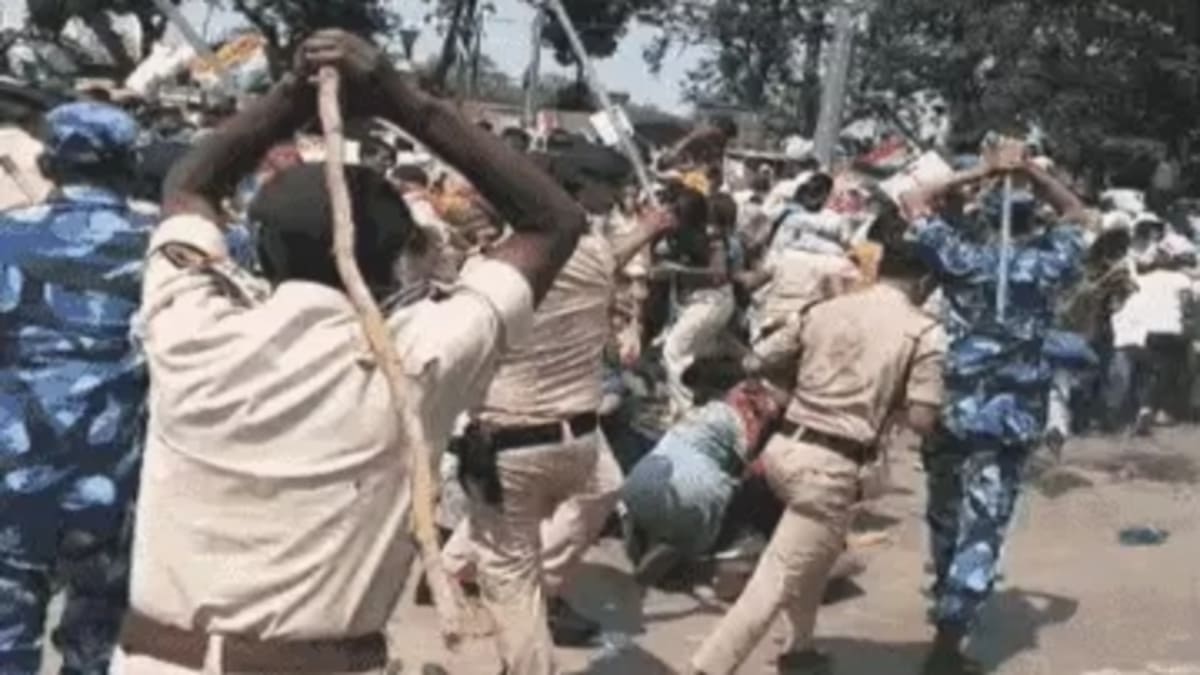 रोजगार मांगे तो मिली लाठियां! TRE-4 अभ्यर्थियों के समर्थन में उतरा विपक्ष, जानिए लाठीचार्ज से पुतला दहन तक की पूरी कहानी