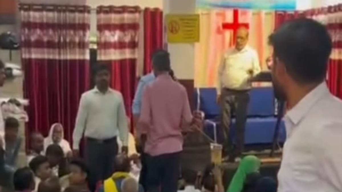 किराए के मकान में चल रहे ‘अवैध चर्च’ पर हंगामा, विहिप कार्यकर्ताओं ने किया घेराव