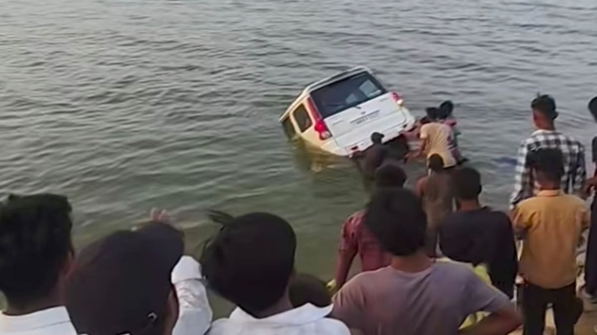​सावधानी हटी, गंगा में डूबी गाड़ी: चीखते रहे मालिक लेकिन मदद के बजाय वीडियो बनाते रहे लोग, देखें लापरवाही का नतीजा
